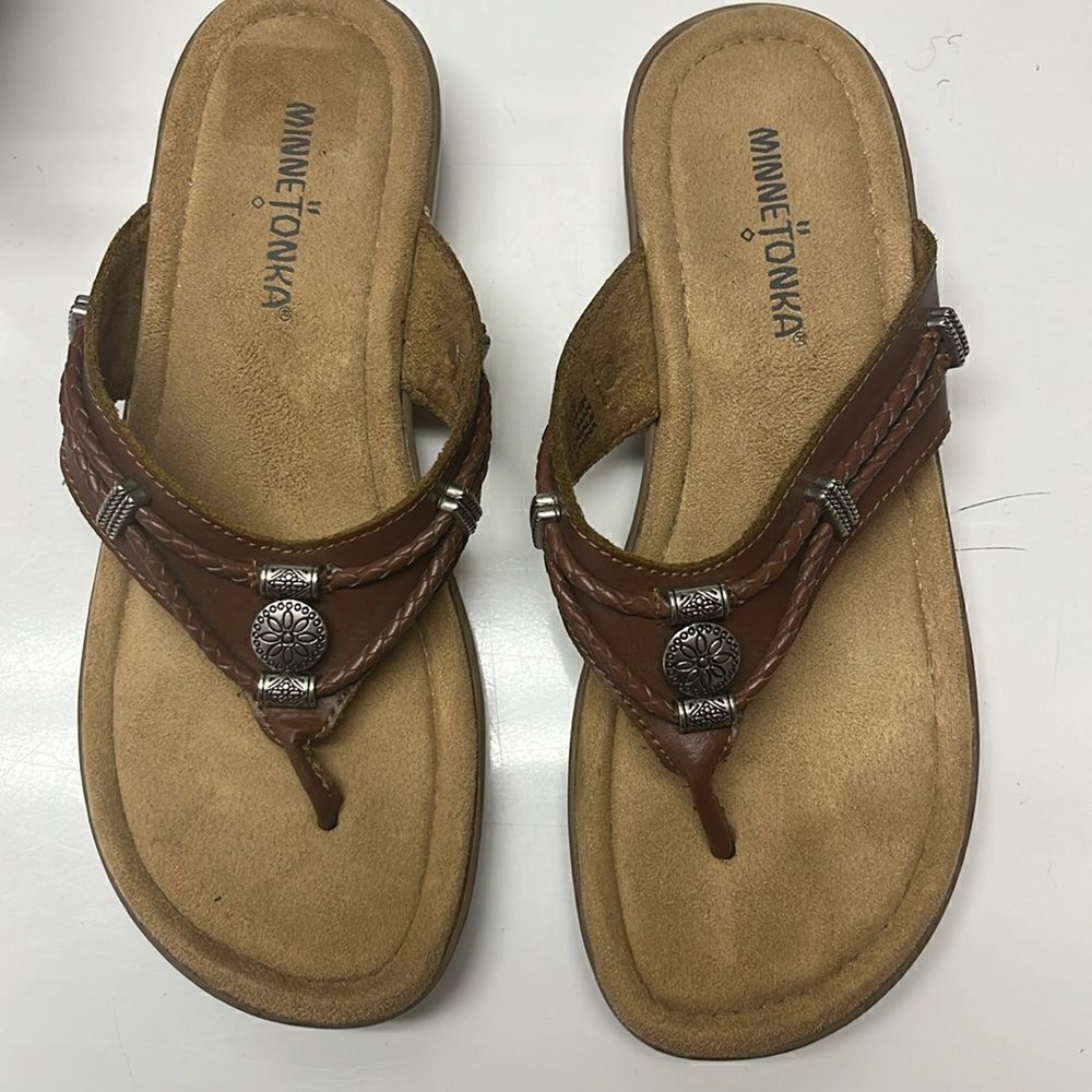 Minnetonka Brown Women’s Silverthorne 360 Thong Memory Foam Leather Sandals-Sz 7